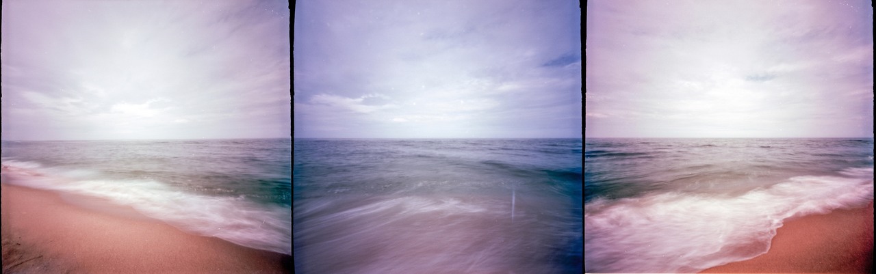 송정의 바다와 파도가 세 장의 사진으로 이어지는 파노라마 / Three connected photographs of the sea and waves at Songjeong